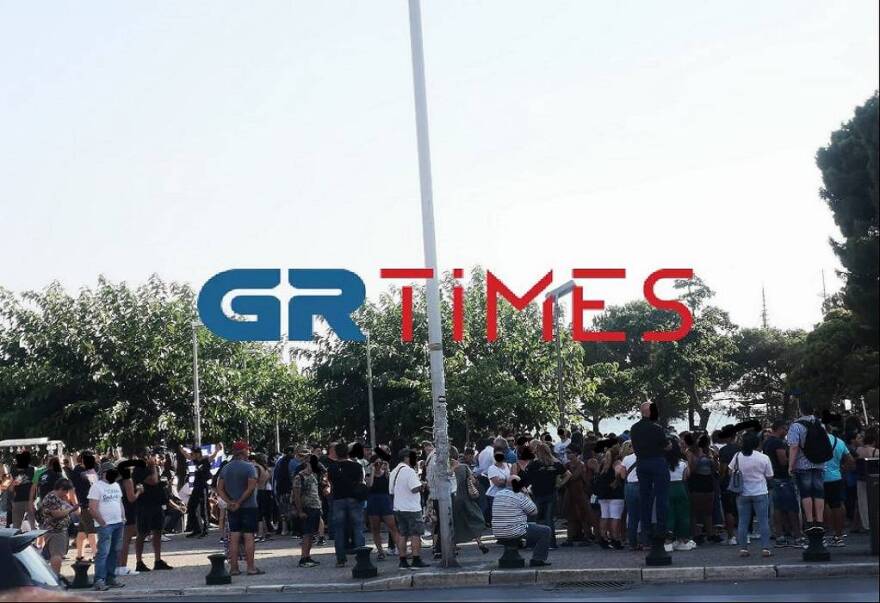 Επεισόδια στη συγκέντρωση των αρνητών του εμβολίου στο Σύνταγμα - Χωρίς μάσκες και αποστάσεις, αλλά με... σταυρούς