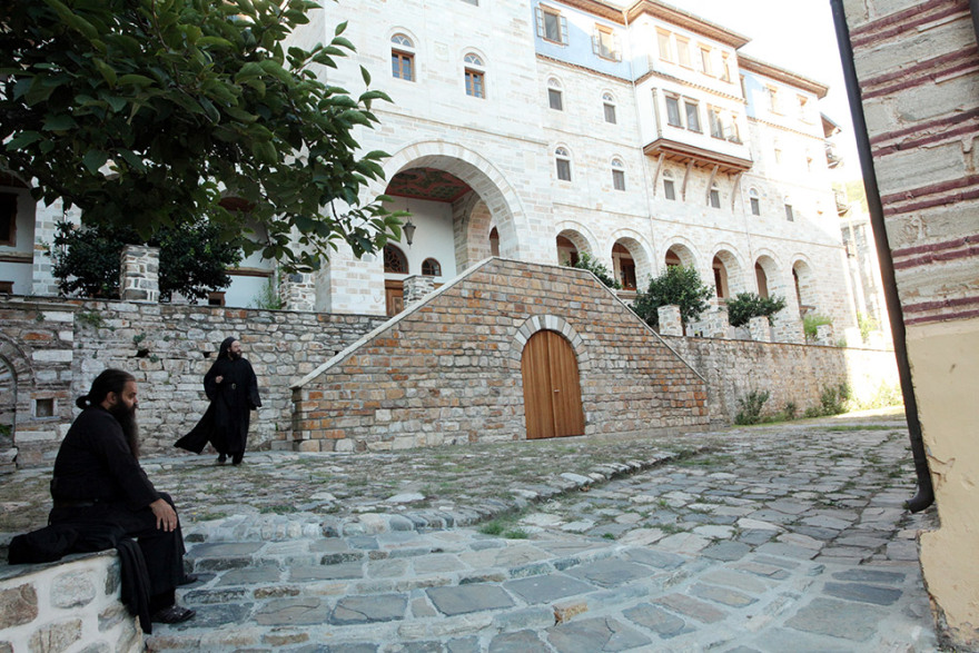 Στα άδυτα του Αγίου Όρους: Η σωτηρία του Εφραίμ, η διχόνοια και η Ουκρανή γιατρός