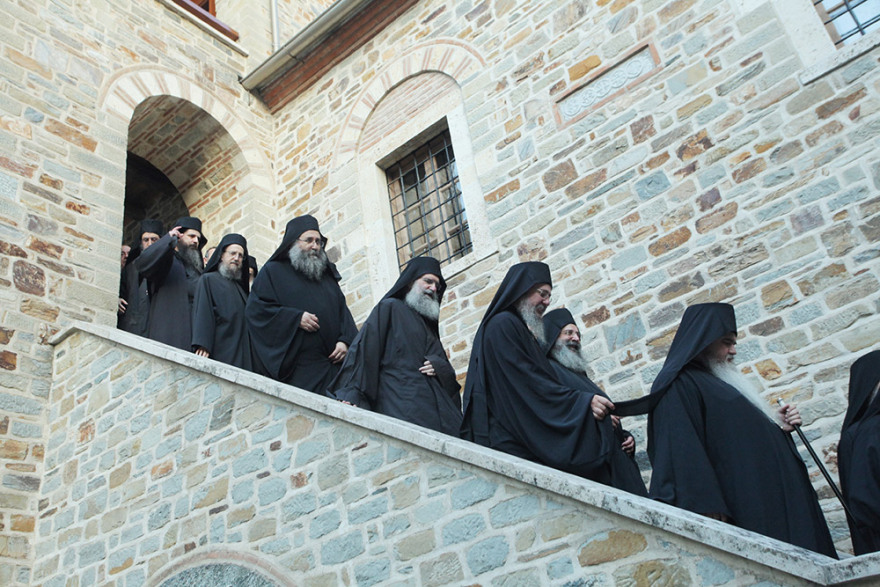 Στα άδυτα του Αγίου Όρους: Η σωτηρία του Εφραίμ, η διχόνοια και η Ουκρανή γιατρός