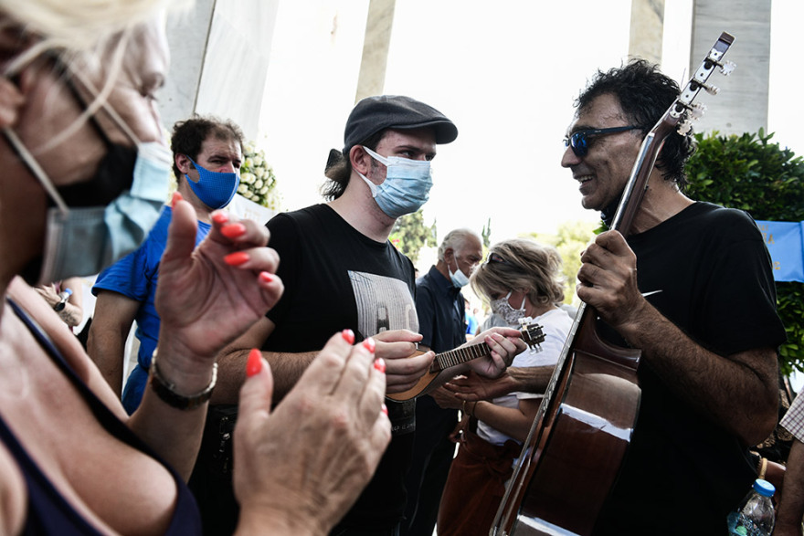 Το τελευταίο αντίο στον Τόλη Βοσκόπουλο - Δείτε βίντεο