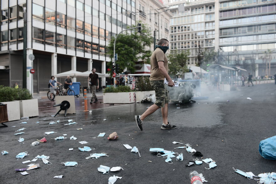 Επεισόδια στη συγκέντρωση των αρνητών του εμβολίου στο Σύνταγμα - Χωρίς μάσκες και αποστάσεις, αλλά με... σταυρούς