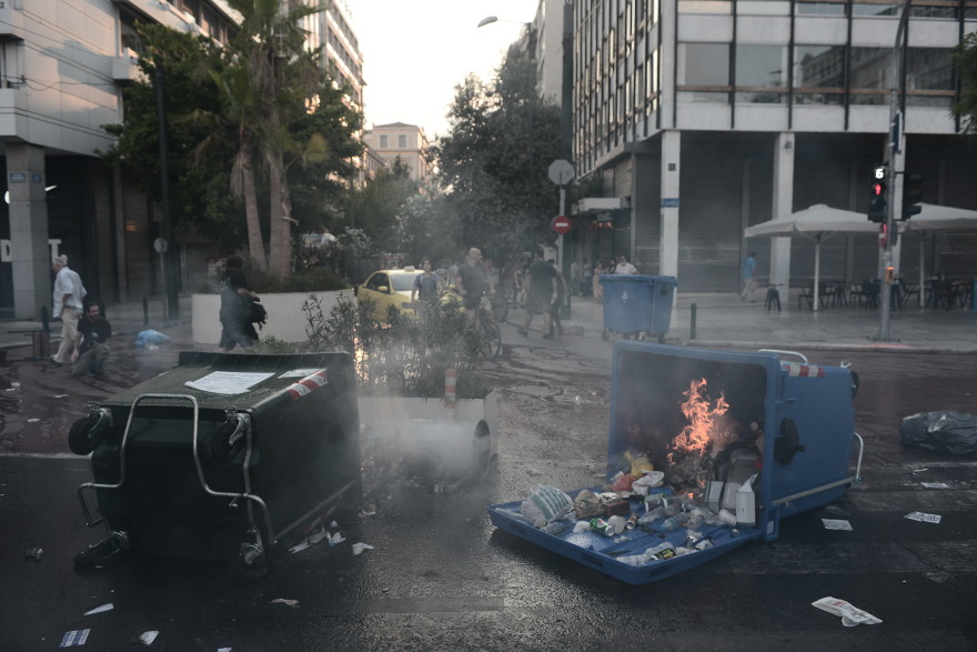 Επεισόδια στη συγκέντρωση των αρνητών του εμβολίου στο Σύνταγμα - Χωρίς μάσκες και αποστάσεις, αλλά με... σταυρούς