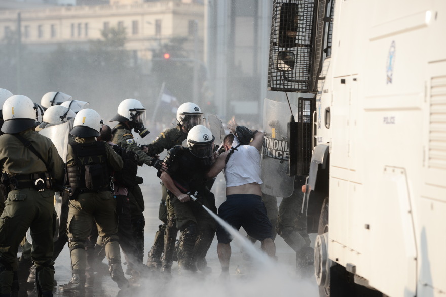 Επεισόδια στη συγκέντρωση των αρνητών του εμβολίου στο Σύνταγμα - Χωρίς μάσκες και αποστάσεις, αλλά με... σταυρούς