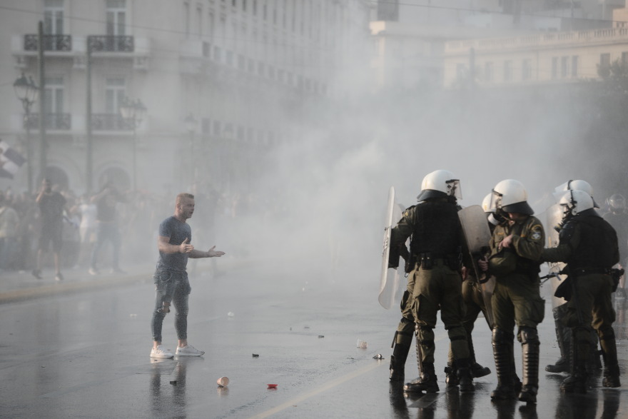 Επεισόδια στη συγκέντρωση των αρνητών του εμβολίου στο Σύνταγμα - Χωρίς μάσκες και αποστάσεις, αλλά με... σταυρούς