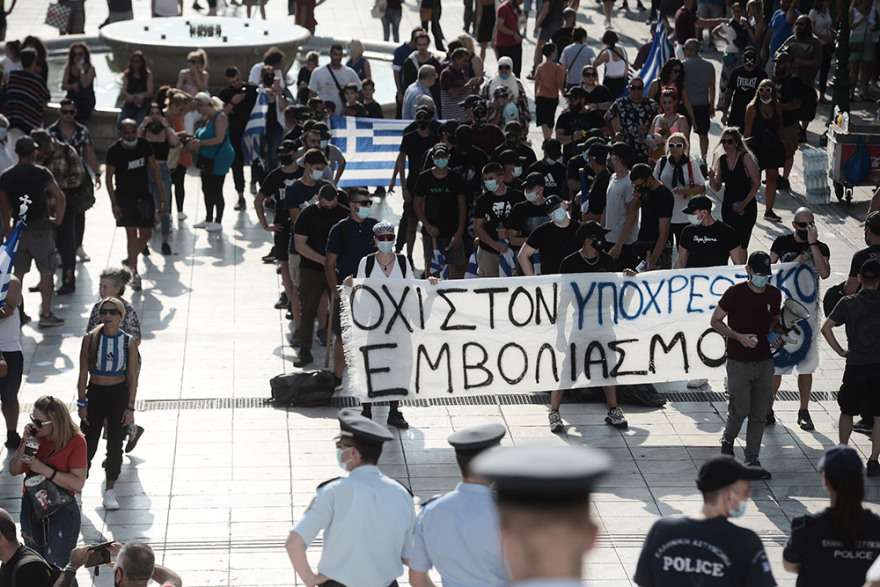 Επεισόδια στη συγκέντρωση των αρνητών του εμβολίου στο Σύνταγμα - Χωρίς μάσκες και αποστάσεις, αλλά με... σταυρούς