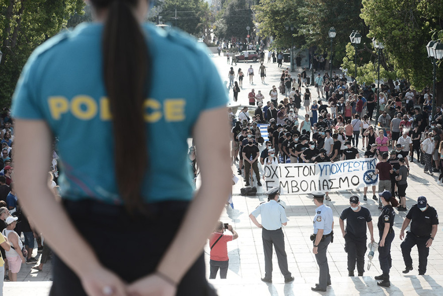 Επεισόδια στη συγκέντρωση των αρνητών του εμβολίου στο Σύνταγμα - Χωρίς μάσκες και αποστάσεις, αλλά με... σταυρούς