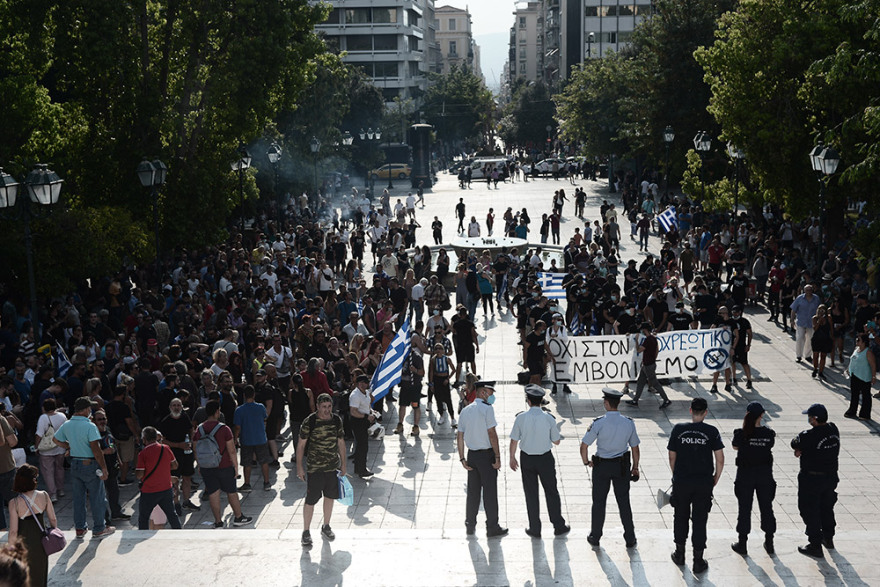 Επεισόδια στη συγκέντρωση των αρνητών του εμβολίου στο Σύνταγμα - Χωρίς μάσκες και αποστάσεις, αλλά με... σταυρούς