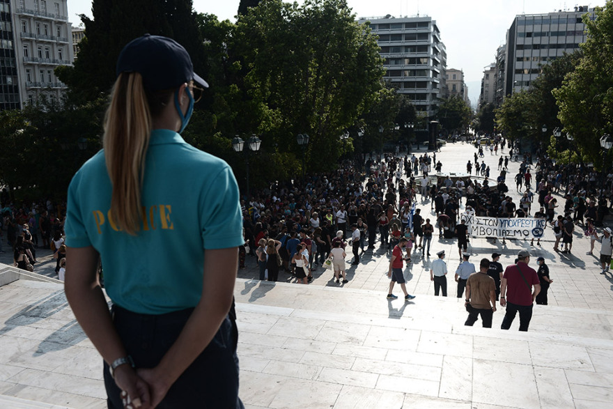 Επεισόδια στη συγκέντρωση των αρνητών του εμβολίου στο Σύνταγμα - Χωρίς μάσκες και αποστάσεις, αλλά με... σταυρούς