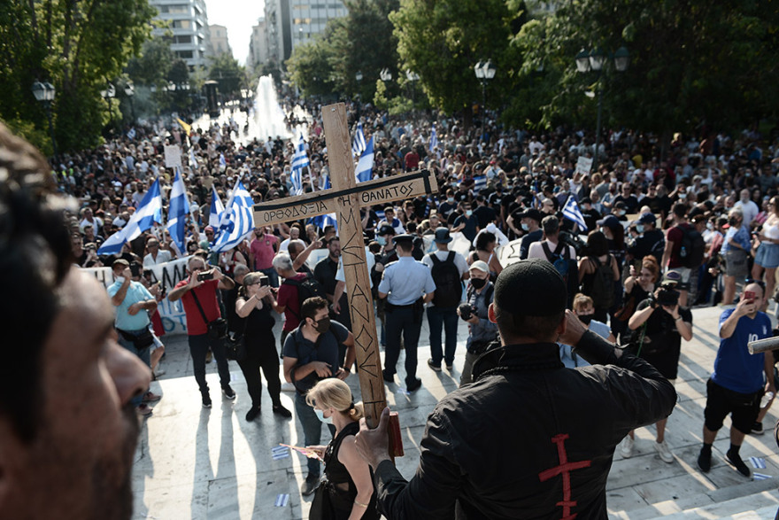 Επεισόδια στη συγκέντρωση των αρνητών του εμβολίου στο Σύνταγμα - Χωρίς μάσκες και αποστάσεις, αλλά με... σταυρούς