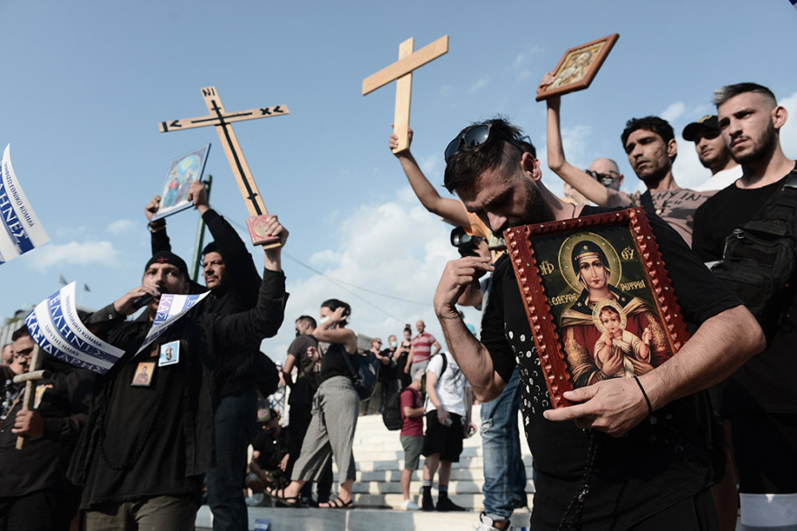 Επεισόδια στη συγκέντρωση των αρνητών του εμβολίου στο Σύνταγμα - Χωρίς μάσκες και αποστάσεις, αλλά με... σταυρούς