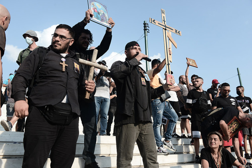 Επεισόδια στη συγκέντρωση των αρνητών του εμβολίου στο Σύνταγμα - Χωρίς μάσκες και αποστάσεις, αλλά με... σταυρούς