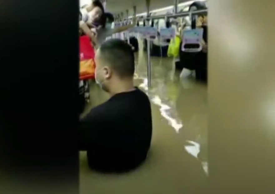 Κίνα: Τουλάχιστον 18 άτομα πνίγηκαν στη μεγαλύτερη βροχή των τελευταίων 1.000 χρόνων