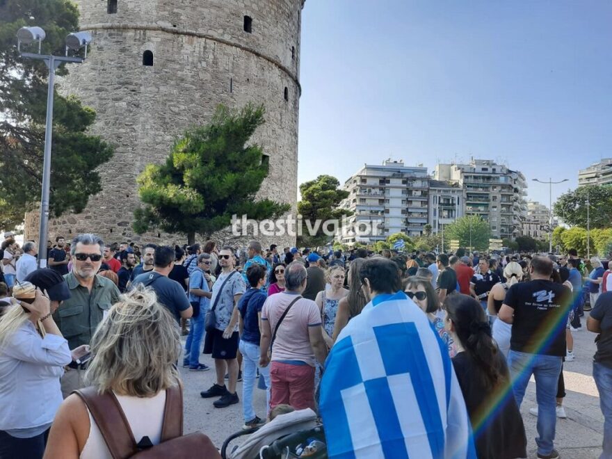 Επεισόδια στη συγκέντρωση των αρνητών του εμβολίου στο Σύνταγμα - Χωρίς μάσκες και αποστάσεις, αλλά με... σταυρούς