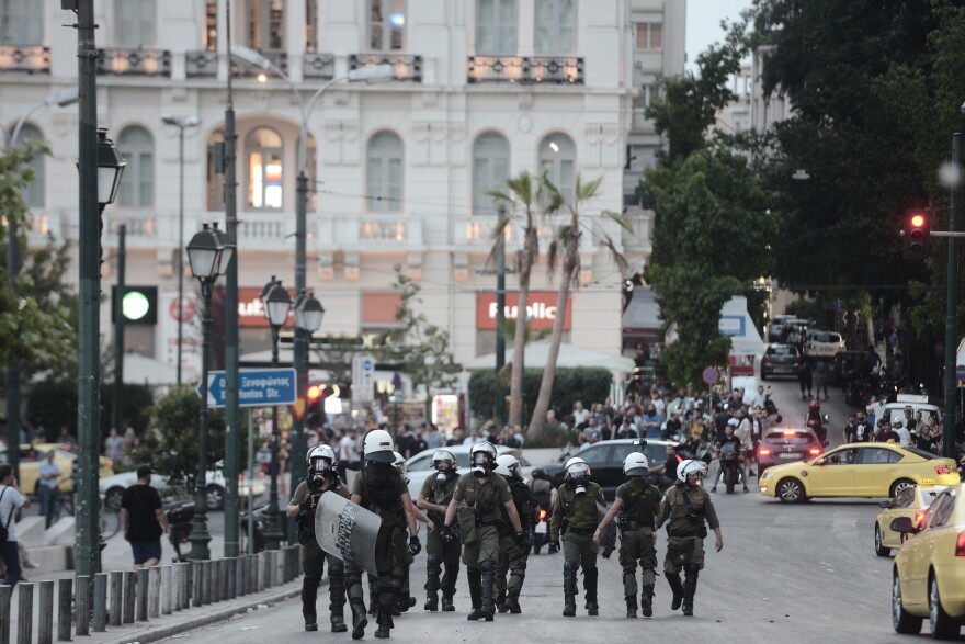 Επεισόδια στη συγκέντρωση των αρνητών του εμβολίου στο Σύνταγμα - Χωρίς μάσκες και αποστάσεις, αλλά με... σταυρούς