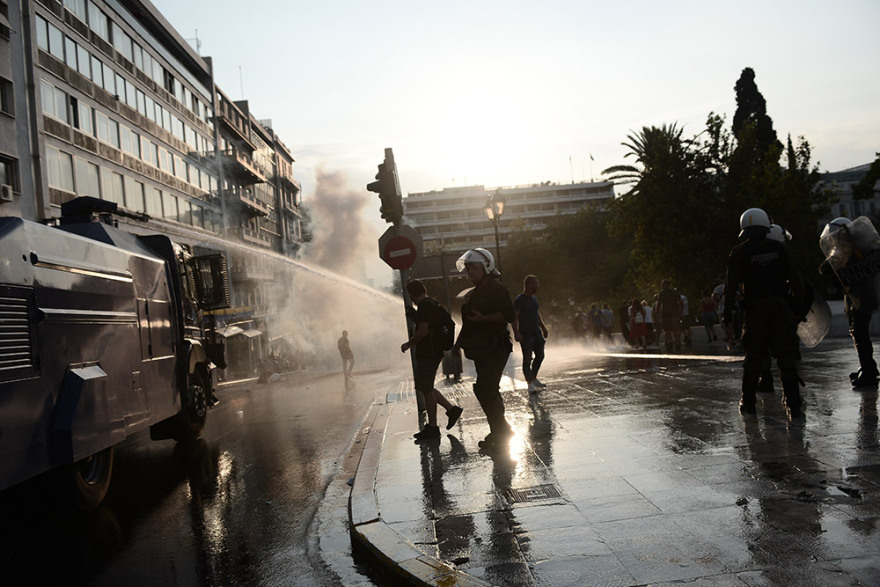 Επεισόδια στη συγκέντρωση των αρνητών του εμβολίου στο Σύνταγμα - Χωρίς μάσκες και αποστάσεις, αλλά με... σταυρούς