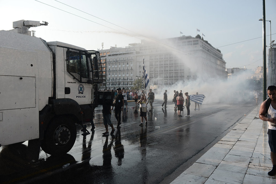 Επεισόδια στη συγκέντρωση των αρνητών του εμβολίου στο Σύνταγμα - Χωρίς μάσκες και αποστάσεις, αλλά με... σταυρούς