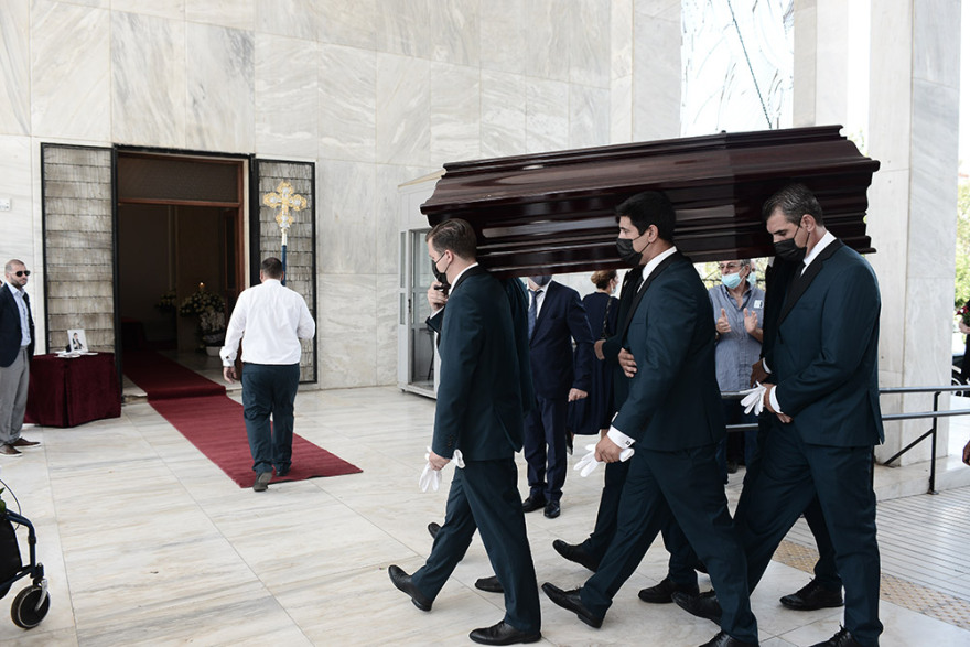 Το τελευταίο αντίο στον Τόλη Βοσκόπουλο - Δείτε βίντεο