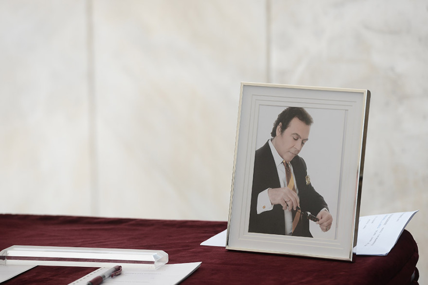 Το τελευταίο αντίο στον Τόλη Βοσκόπουλο - Δείτε βίντεο