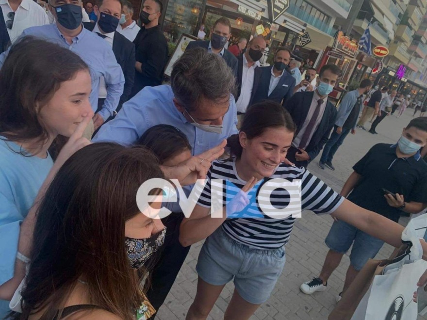 Κυριάκος Μητσοτάκης: Η τρυφερή selfie του πρωθυπουργού με τρία κοριτσάκια στη Χαλκίδα