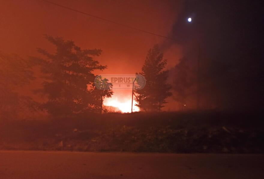 Ιωάννινα: Σε εξέλιξη φωτιά στο ΧΥΤΑ Ελληνικού - Βίντεο και φωτογραφίες
