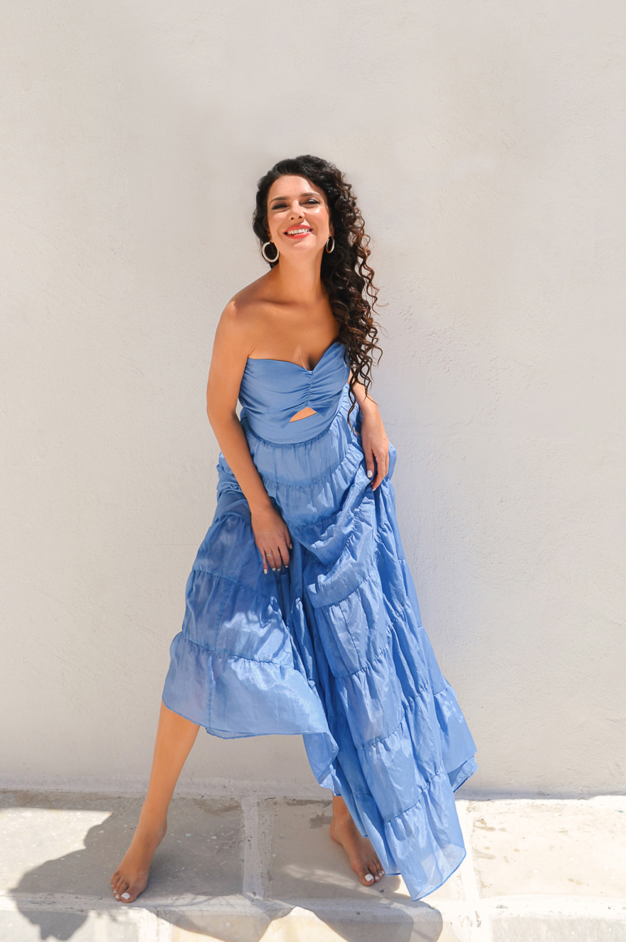 Η Κλεονίκη Δεμίρη τραγουδάει «Για Πάντα Καλοκαίρι» από την πανέμορφη Σέριφο