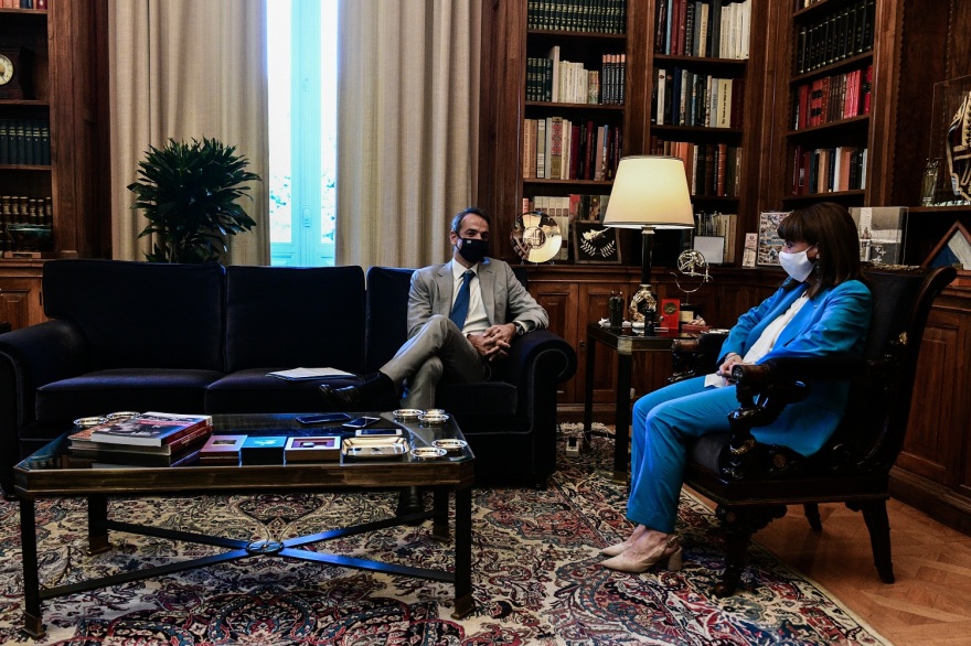 Aπάντηση Μητσοτάκη στους αντιεμβολιαστές με το άρθρο 25 του Συντάγματος