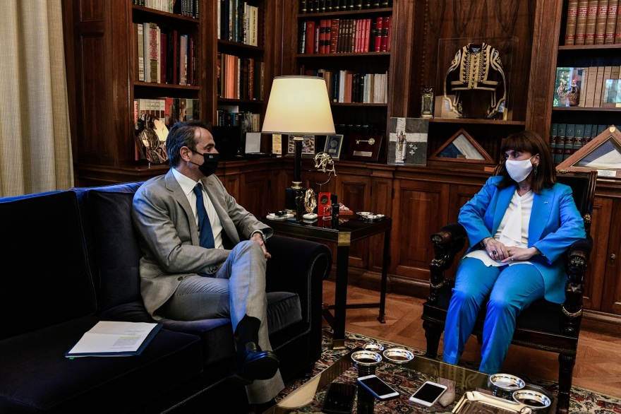 Aπάντηση Μητσοτάκη στους αντιεμβολιαστές με το άρθρο 25 του Συντάγματος