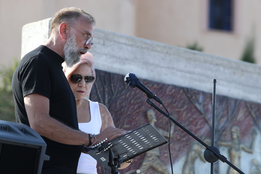 Τραγωδία στο Μάτι: Πλήθος κόσμου στην επιμνημόσυνη δέηση στο μνημείο των θυμάτων της πυρκαγιάς - Φωτογραφίες