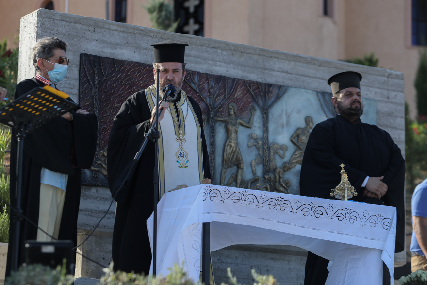 Τραγωδία στο Μάτι: Πλήθος κόσμου στην επιμνημόσυνη δέηση στο μνημείο των θυμάτων της πυρκαγιάς - Φωτογραφίες