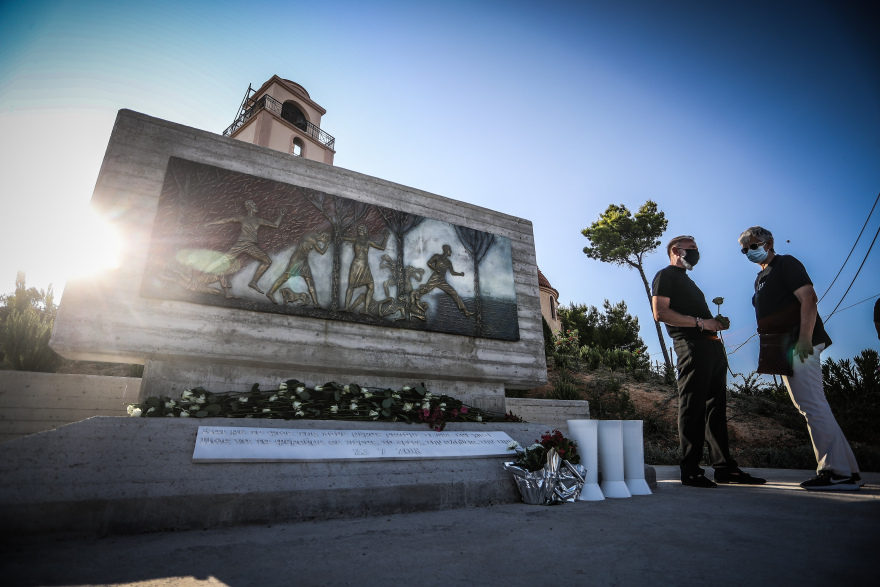 Τραγωδία στο Μάτι: Πλήθος κόσμου στην επιμνημόσυνη δέηση στο μνημείο των θυμάτων της πυρκαγιάς - Φωτογραφίες