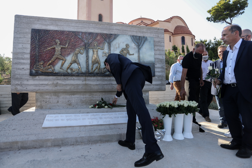 Τραγωδία στο Μάτι: Πλήθος κόσμου στην επιμνημόσυνη δέηση στο μνημείο των θυμάτων της πυρκαγιάς - Φωτογραφίες