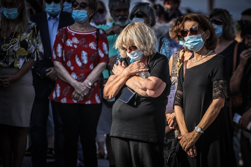 Τραγωδία στο Μάτι: Πλήθος κόσμου στην επιμνημόσυνη δέηση στο μνημείο των θυμάτων της πυρκαγιάς - Φωτογραφίες