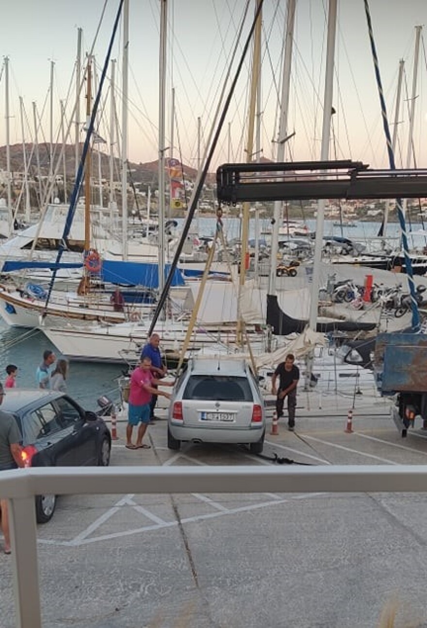 Σύρος: Αυτοκίνητο «τράκαρε» με ιστιοπλοϊκό στη μαρίνα του Φοίνικα - Φωτογραφίες