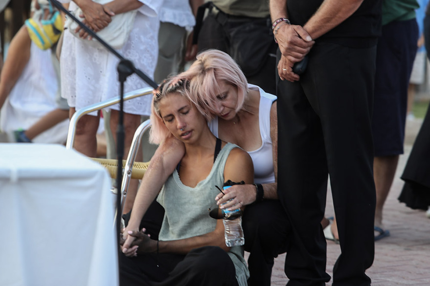 Τραγωδία στο Μάτι: Πλήθος κόσμου στην επιμνημόσυνη δέηση στο μνημείο των θυμάτων της πυρκαγιάς - Φωτογραφίες