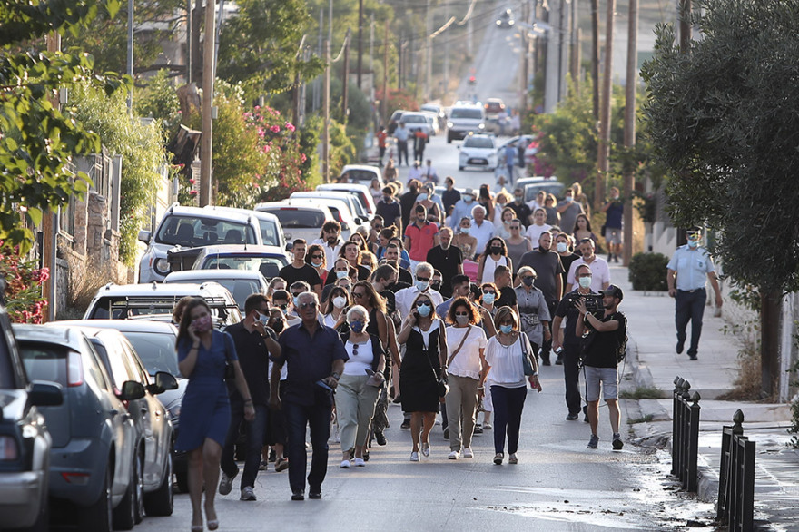 Τραγωδία στο Μάτι: Πλήθος κόσμου στην επιμνημόσυνη δέηση στο μνημείο των θυμάτων της πυρκαγιάς - Φωτογραφίες