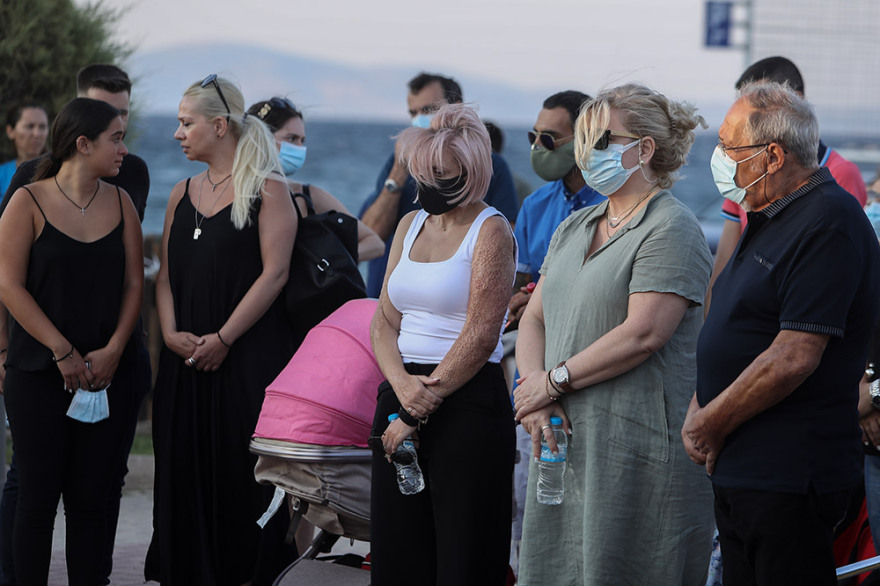 Τραγωδία στο Μάτι: Πλήθος κόσμου στην επιμνημόσυνη δέηση στο μνημείο των θυμάτων της πυρκαγιάς - Φωτογραφίες