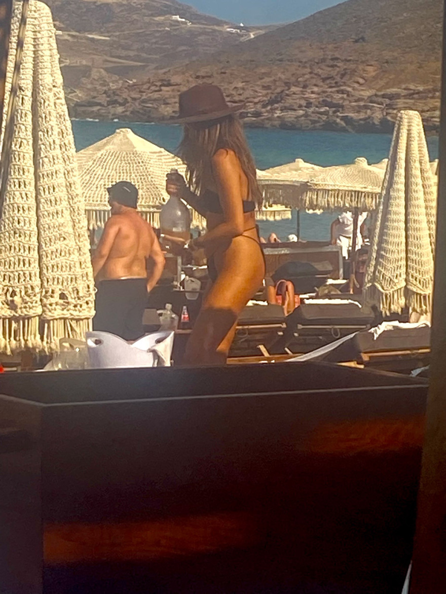 Μύκονος: Ξεπούλησαν τα φορητά ηχεία και οι premium τεκίλες!