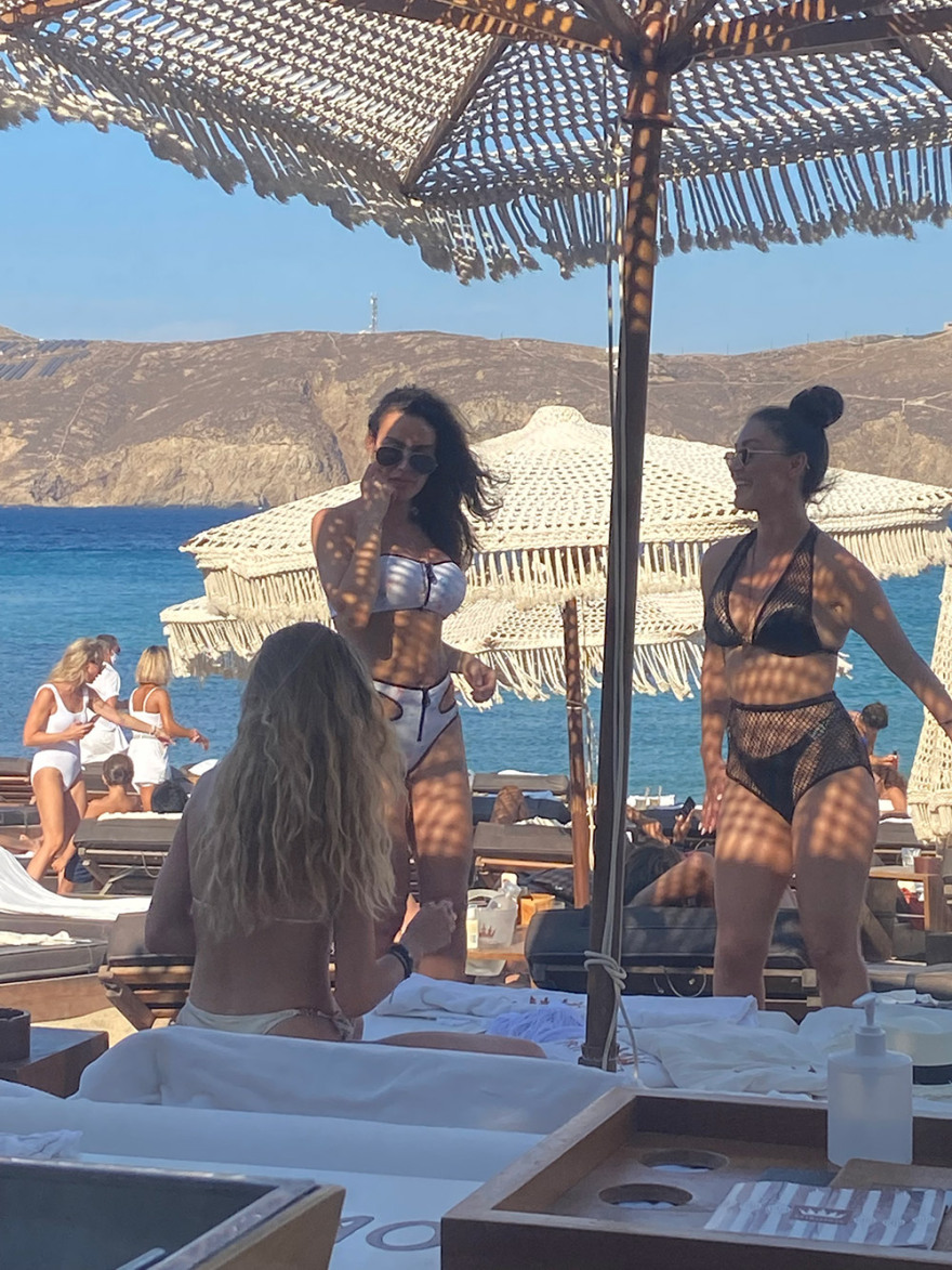 Μύκονος: Ξεπούλησαν τα φορητά ηχεία και οι premium τεκίλες!