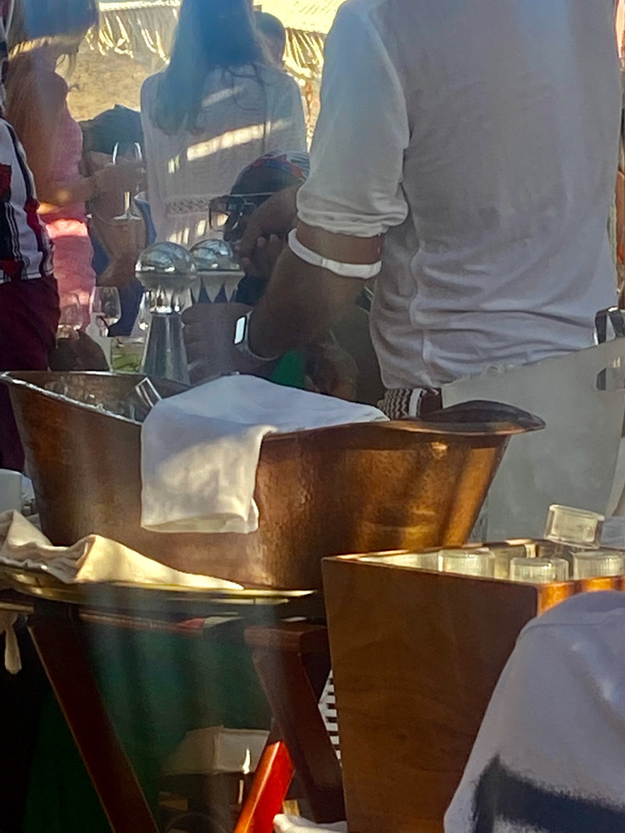 Μύκονος: Ξεπούλησαν τα φορητά ηχεία και οι premium τεκίλες!