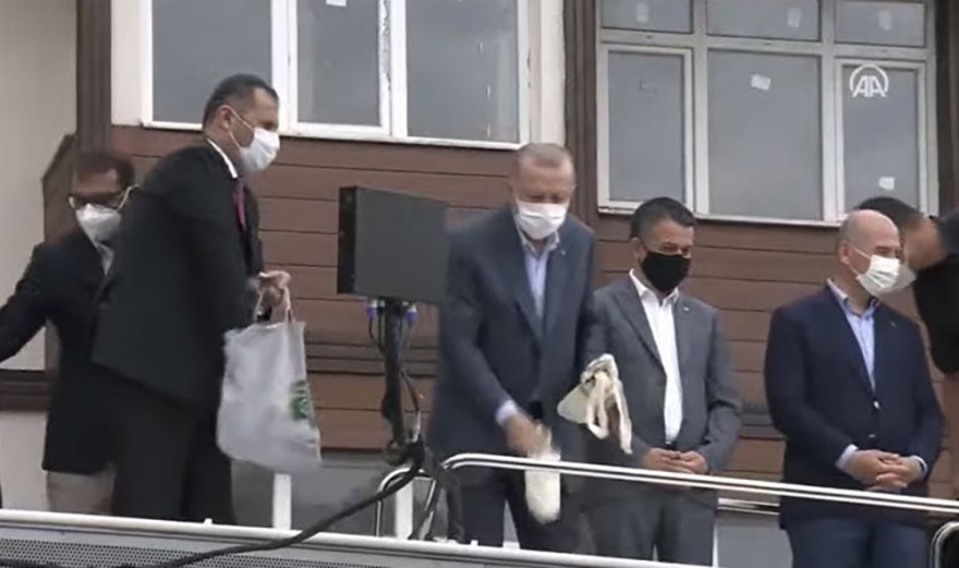 Τουρκία: Εικόνες αποκάλυψης στον Πόντο με τον Ερντογάν να μοιράζει… τσάι στους πληγέντες 