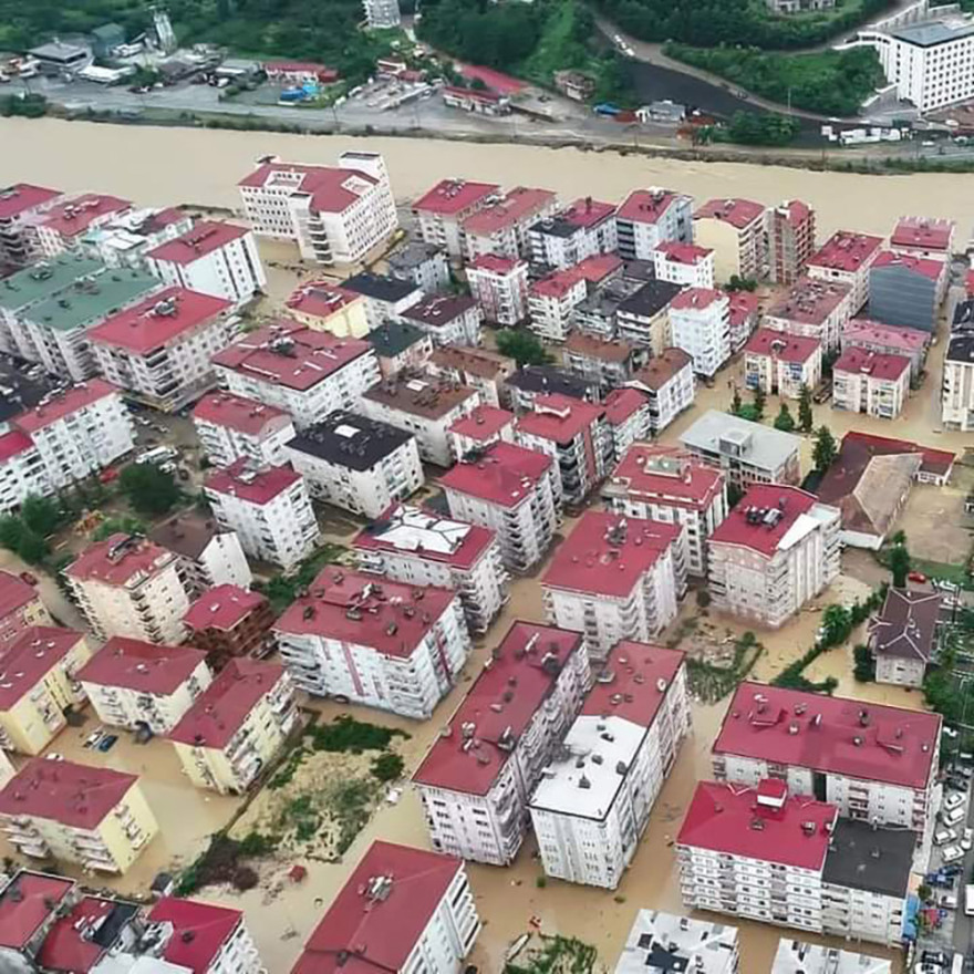 Τουρκία: Εικόνες αποκάλυψης στον Πόντο με τον Ερντογάν να μοιράζει… τσάι στους πληγέντες 