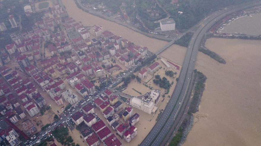 Τουρκία: Εικόνες αποκάλυψης στον Πόντο με τον Ερντογάν να μοιράζει… τσάι στους πληγέντες 