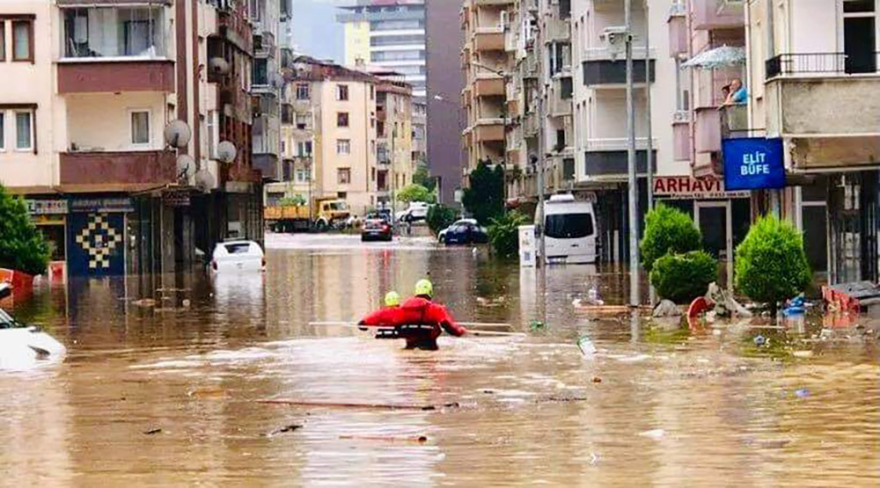 Τουρκία: Εικόνες αποκάλυψης στον Πόντο με τον Ερντογάν να μοιράζει… τσάι στους πληγέντες 