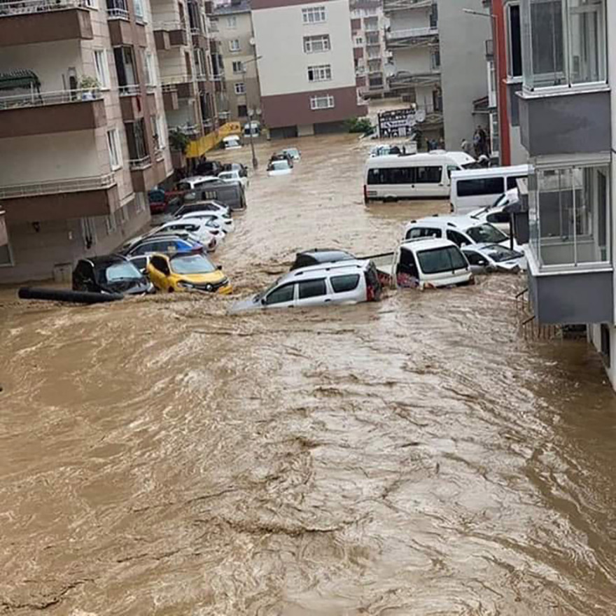 Τουρκία: Εικόνες αποκάλυψης στον Πόντο με τον Ερντογάν να μοιράζει… τσάι στους πληγέντες 