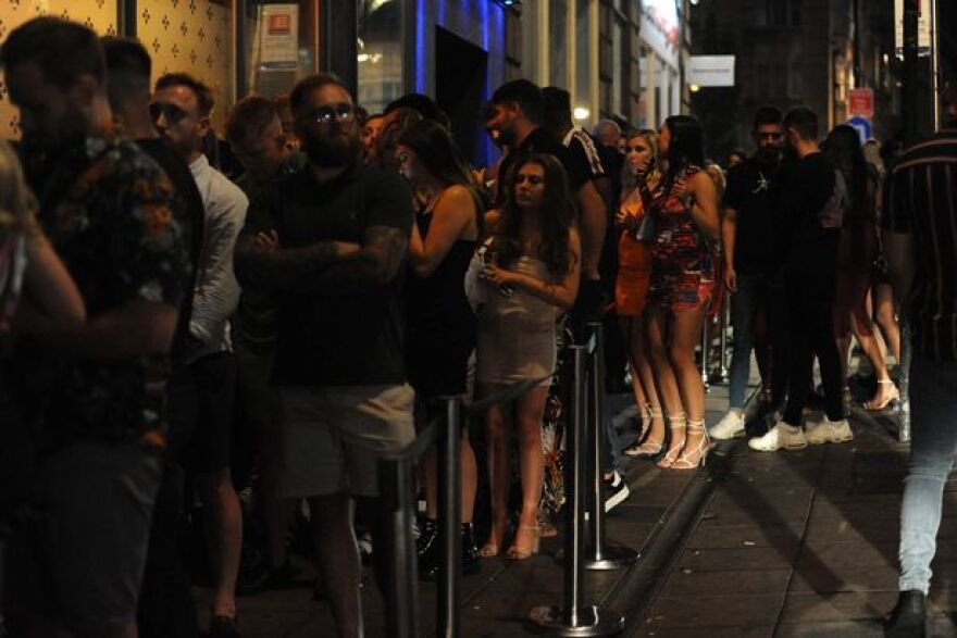 Βρετανία: Το αδιαχώρητο έξω από κλαμπ 16 μήνες μετά το lockdown - Αγωνία για φαινόμενα υπερμετάδοσης και ινδική μετάλλαξη