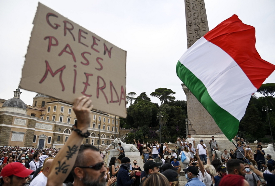 Κορωνοϊός - Ιταλία: Διαδήλωσαν αντιεμβολιαστές με συνθήματα κατά του Ντράγκι και του «πράσινου πάσου»