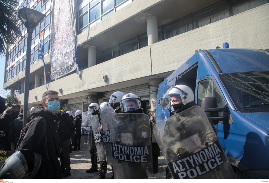 Mε κάρτα εισόδου και Πανεπιστημιακή Αστυνομία ανοίγουν τον Σεπτέμβριο τα ΑΕΙ