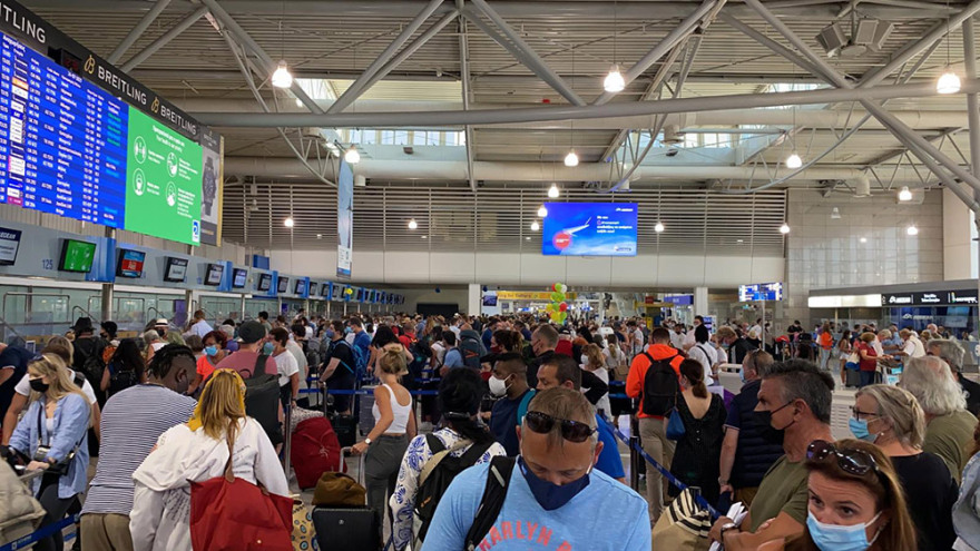 Χαμός στο «Ελ. Βενιζέλος»: Μία ώρα να παραδώσεις βαλίτσα - Καθυστερήσεις στις πτήσεις