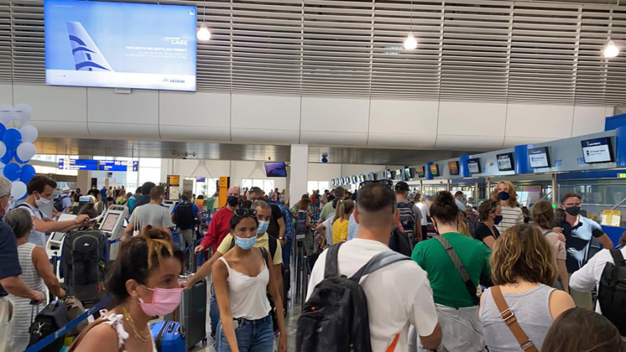 Χαμός στο «Ελ. Βενιζέλος»: Μία ώρα να παραδώσεις βαλίτσα - Καθυστερήσεις στις πτήσεις