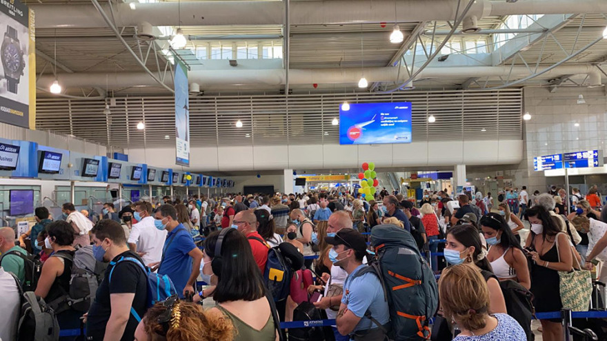 Χαμός στο «Ελ. Βενιζέλος»: Μία ώρα να παραδώσεις βαλίτσα - Καθυστερήσεις στις πτήσεις